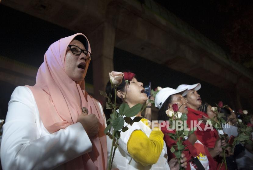 Sejumlah Masyarakat dari berbagai suku dan agama dalam acara doa bersama di halaman depan mabes polri, Jakarta, Kamis (10/5) malam. Acara ini bertujuan untuk memanjatkan doa untuk para korban meninggal dalam kasus kerusuhan di Mako Brimob dan juga sebagai bentuk dukungan terhadap kepolisian dalam memberantas terorisme di Indonesia.