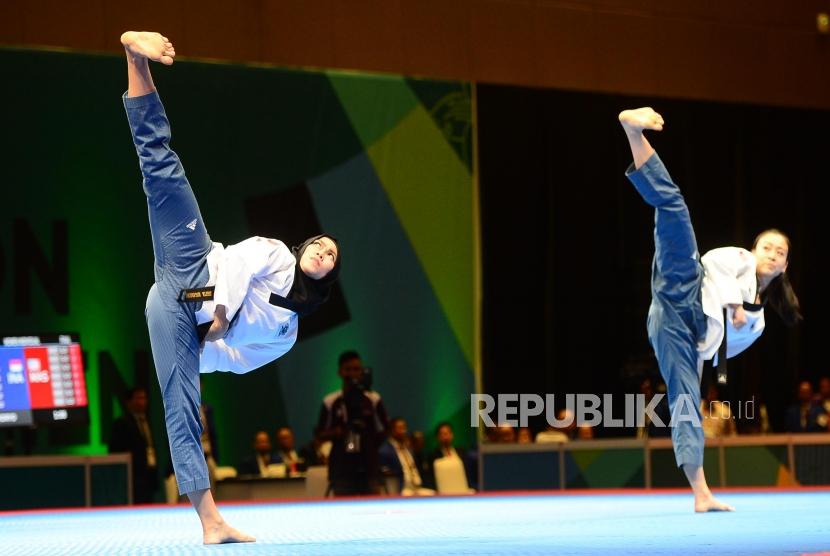 Atlet putri Taekwondo Indonesia Defia Rosmaniar (kiri).