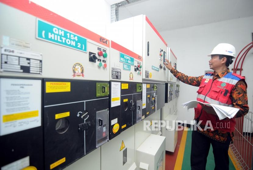 Petugas saat mengecek keadaan mesin penyedia pasokan listrik pada peresmian penguatan pasokan listrik Asian Games 2018 di kawasan Gelora Bung Karno, Jakarta, Jumat (29/12).