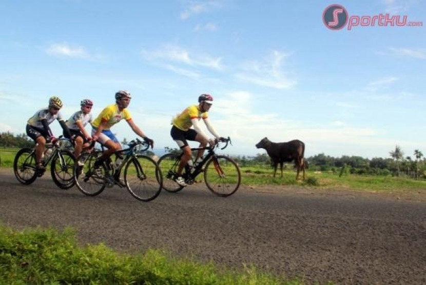 17 Jam Bersepeda Kelilingi Pulau Lombok