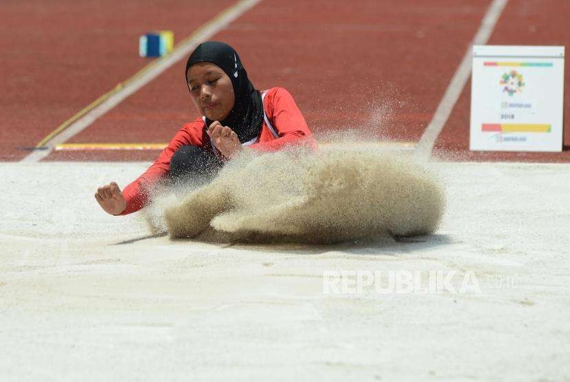 Atlet Lompat Jauh Indonesia Karisma Evi Tiarani saat melakukan lompatan pada babak final para atletik nomor lompat jauh putri T42/43/44 dan T61/62/63/64 Asian Para Games 2018 di Stadion Utama Gelora Bung Karno, Jakarta, Selasa (9/10).