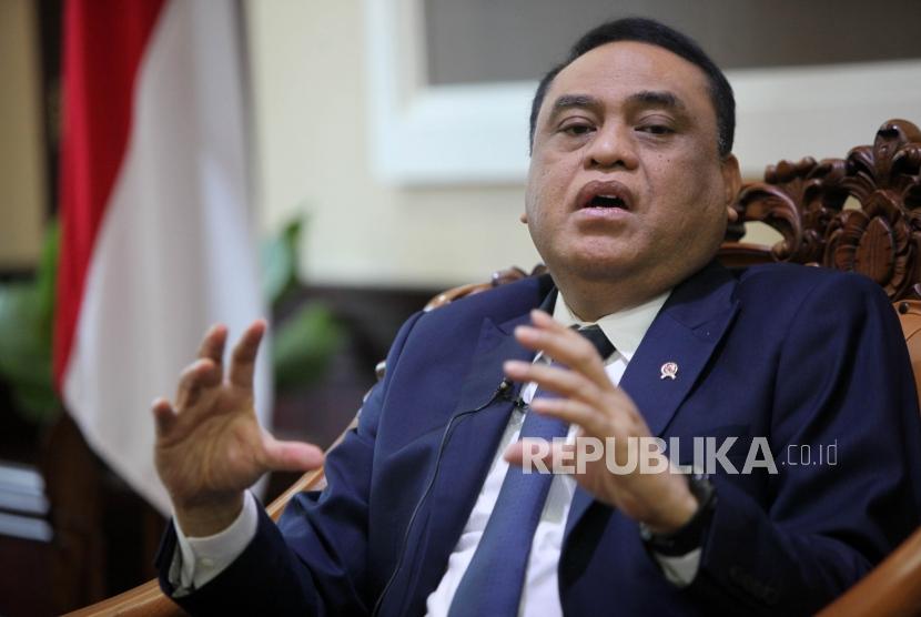 Menteri Pendayagunaan Aparatur Negara dan Reformasi Birokrasi (Menpan-RB) Syafruddin memberikan paparannya saat wawancara di kantor Kemenpan-RB, Jakarta, Kamis (9/11).