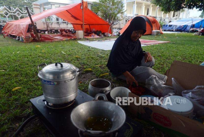Sejumlah pengungsi korban bencana alam gempa bumi dan tsunami bersiap untuk masak di Posko Pengungsian Rumah Dinas Gubernur, Palu, Sulawesi Selatan, Rabu (3/10).