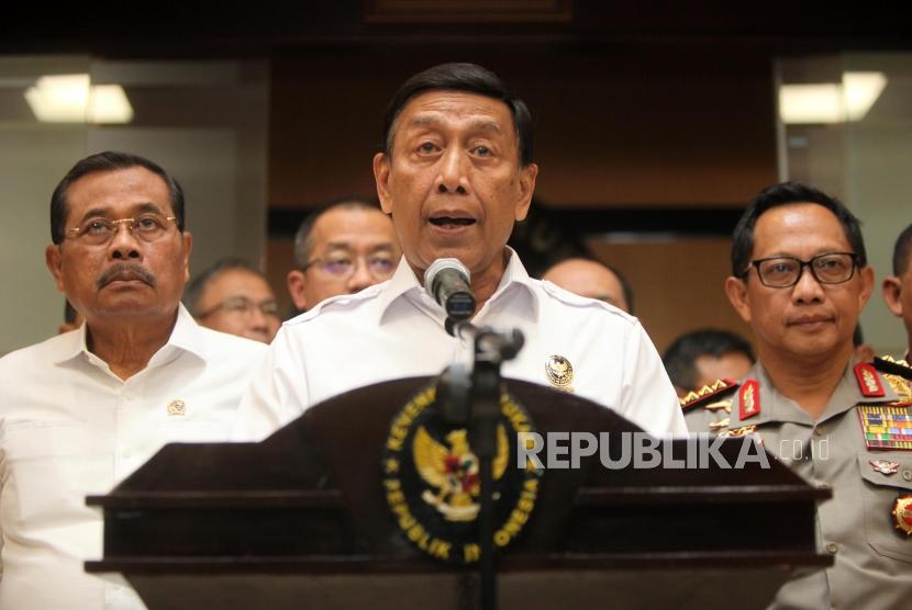 Coordinating Minister for Politics, Law and Security Affairs, Wiranto (center)