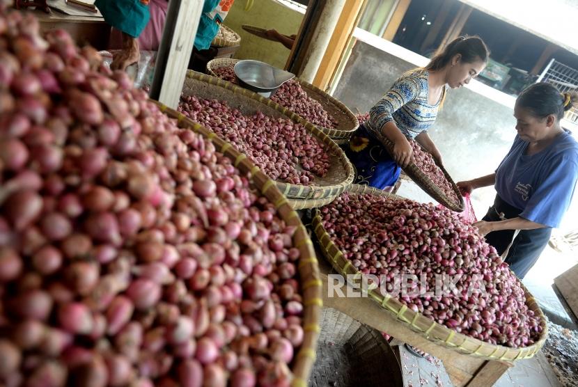 Pedagang bawang Merah dan bawang Putih di Pasar Beringharjo, DIY, pekan lalu. Stok bahan pokok di tingkat pedagang pasar Kabupaten Bantul, Daerah Istimewa Yogyakarta (DIY), dipastikan aman.