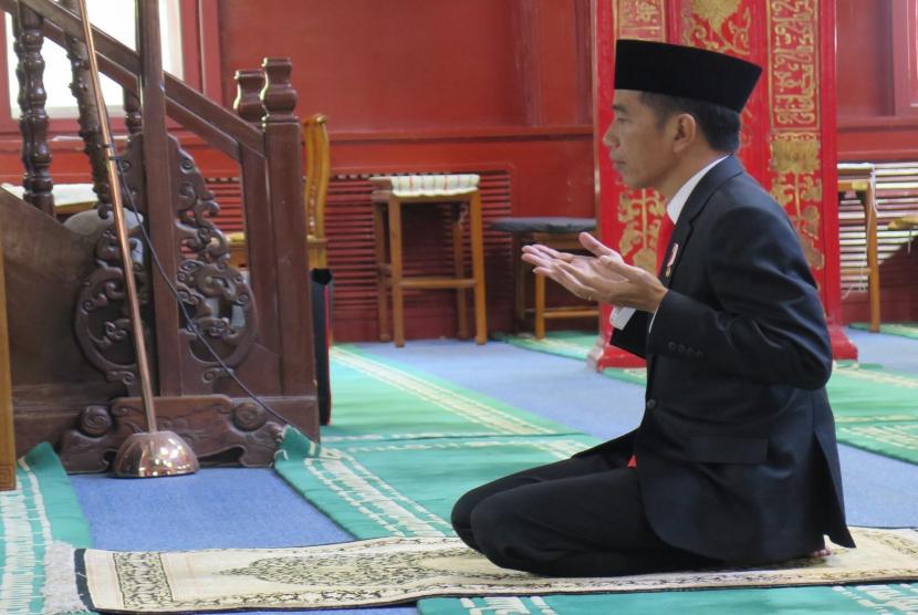 Presiden Joko Widodo berdoa usai menunaikan shalat sunnah tahiyatul masjid di Masjid Niujie, Beijing, Minggu (14/5).