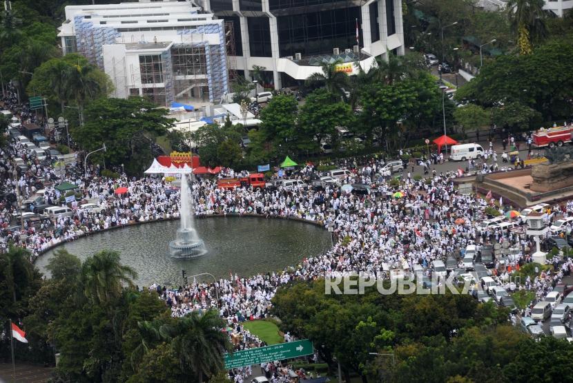 Ribuan umat Islam mengikuti Reuni 212 di kawasan Monumen Nasional (Monas), Jakarta, Sabtu (2/12).