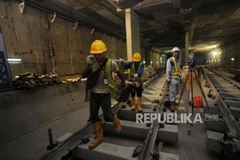 Construction of MRT project at HI roundabout, Jakarta, Friday (December 22, 2017).