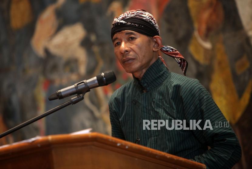 Perwakilan kerabat Pangeran Diponegoro Ki Roni Sadewo memberikan sambutan saat soft lauching Kamar Diponegoro di Museum Sejarah Jakarta, Senin (12/11).