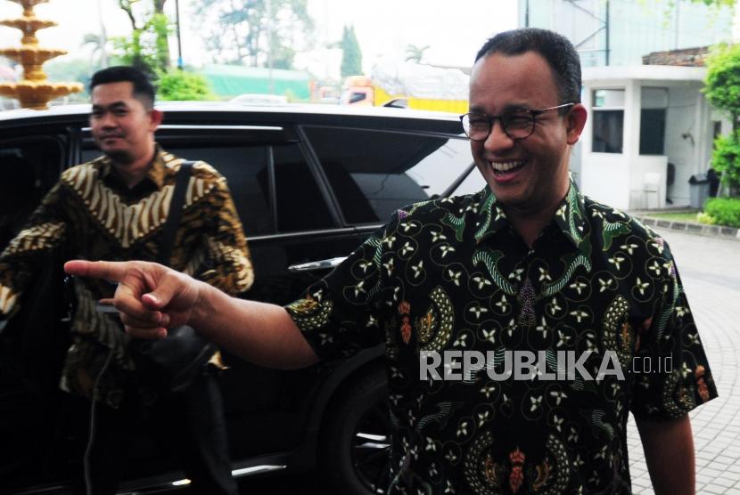 Gubernur DKI Jakarta Anies Baswedan (kanan) saat tiba untuk melakukan pertemuan tertutup dengan Presiden PKS Sohibul Iman di Kantor DPP PKS, Jakarta, Sabtu (14/7).