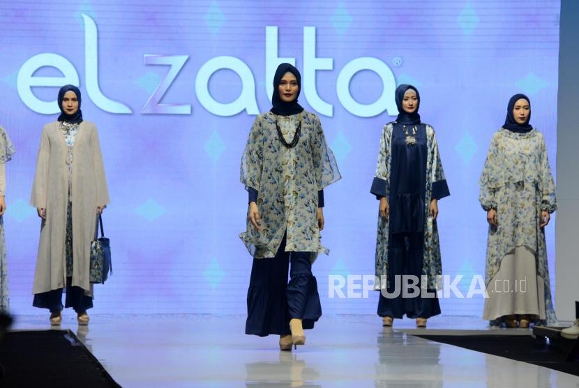Model saat memeragakan busana saat Muslim Fashion Festival 2019 di JCC, Senayan, Jakarta, Jumat (3/5).