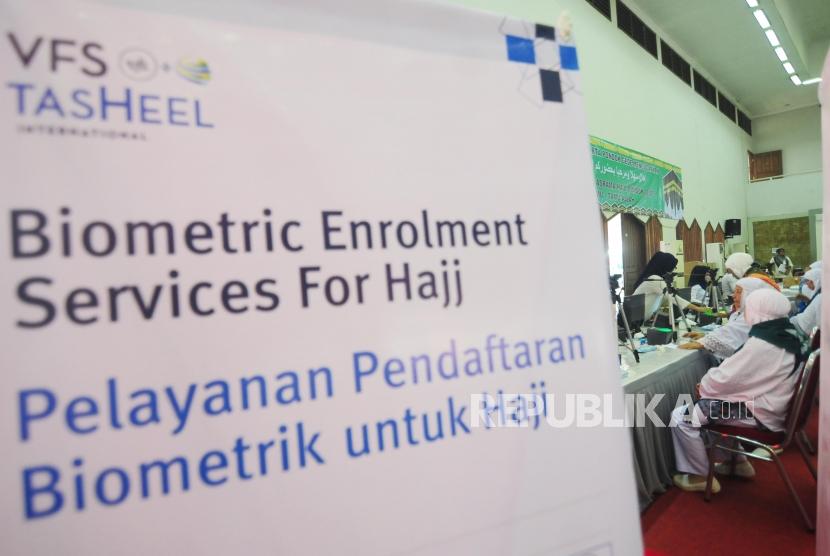 Sejumlah calon jamah haji kloter pertama melaksanakan perekaman biometrik di Asrama Haji Pondok Gede, Jakarta, Senin (16/7).