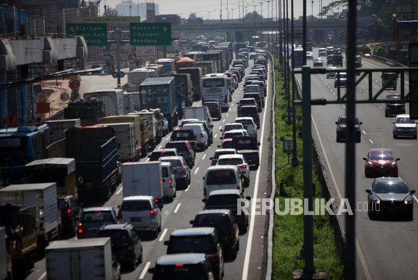 Antrean kendaraan saat melintas di ruas Tol Jakarta Cikampek, Bekasi, Jumat (2/3).