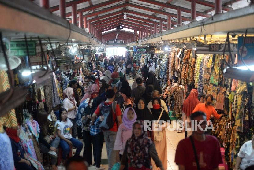 Berburu baju lebaran. Pengunjung memadati los pakaian di Pasar Beringharjo, Yogyakarta, Ahad (26/5/2019).