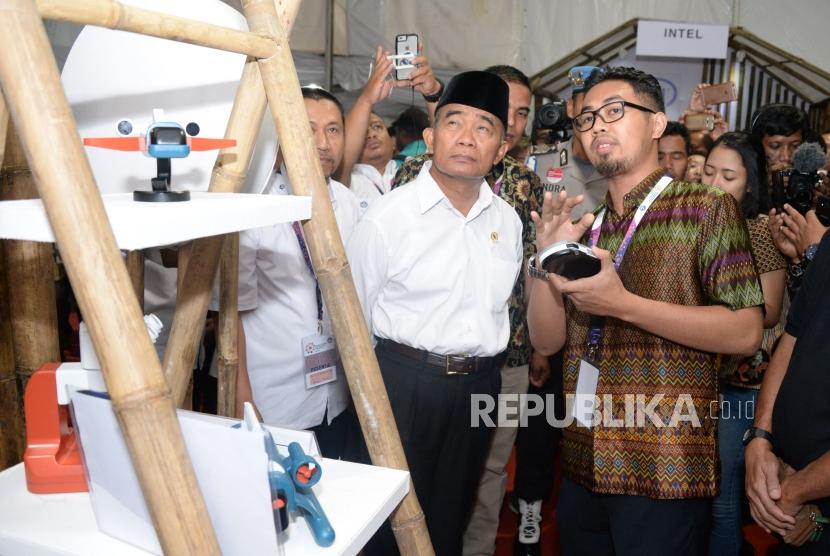 Mendikbud Muhadjir Effendy meninjau pameran Rembuk Nasional Pendidikan dan Kebudayaan (RNPK) 2019 di Pusdiklat Kemendikbud, Depok,Jawa Barat, Senin (11/2).