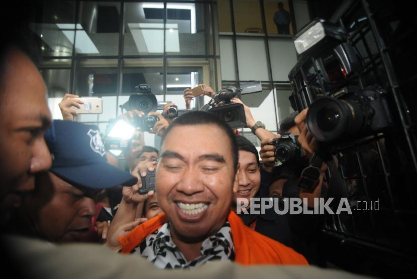 Walikota Malang Periode 2013-2018, Moch Anton  mengenakan rompi orange memasuki mobil tahanan paska diperiksa di Komisi Pemberantasan Korupsi, Jakarta, Selasa (27/3).