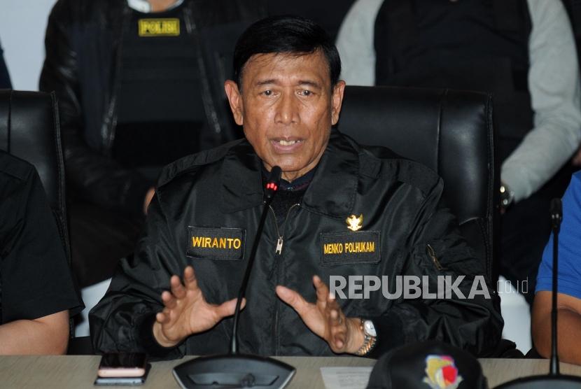 Menteri Kordinator Bidang Politik, Hukum dan Keamanan Wiranto memberikan penjelasan pada konferensi pers terkait insiden kericuhan di Mako Brimob, Kelapa Dua, Depok, Jawa Barat, Kamis (10/5).