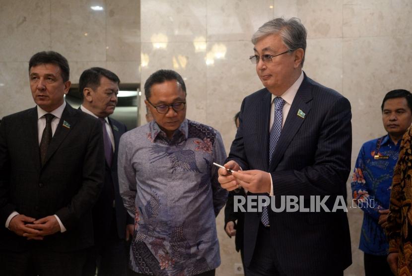 Ketua MPR Zulkifli Hasan menerima kunjungan Ketua Parlemen Kazakhstan Kassym-Jomart Tokayev di Kompleks Parlemen, Senayan, Jakarta,Selasa (13/3).