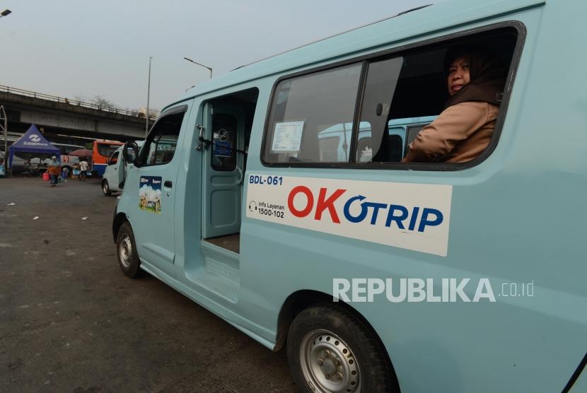 Warga menaiki angkutan umum OK Otrip di Terminal Kampung Melayu, Jakarta, Rabu (17/10).