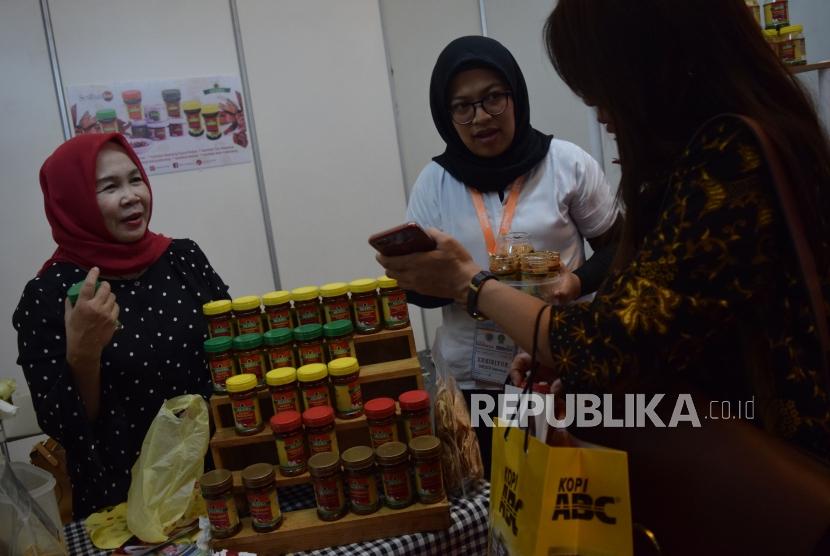 Pengunjung melihat-lihat produk pada pamaren Indonesia Halal Expo (Indhex) 2018 di Gedung Smecsco, Jakarta, Kamis (1/11).