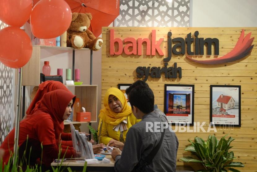 Karyawan melayani nasabah di stand Bank Jatim Syariah (foto ilustrasi). Unit Usaha Syariah (UUS) Bank Jatim menargetkan bisa spin off pada 2021-2022.