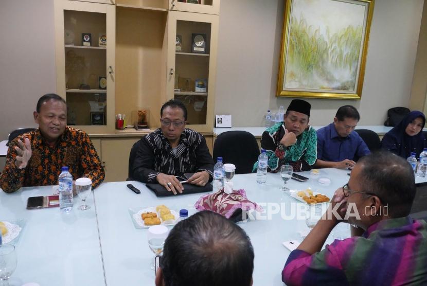 Ketua Komisininer Pengawas Haji Indonesia (KPIH) Samidin Nashir (kiri) bersama anggota Komisioner KPIH berdialog dengan Pemimpn Redaksi Republika Irfan Junaedi (kanan) bersama jajaran redaksi saat menerima kunjungan KPIH di kantor Republika Jakarta, Selasa (16/4).