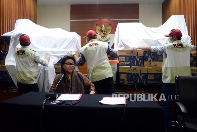 Wakil Ketua KPK Basaria Pandjaitan bersama penyidik KPK memperlihatkan barang bukti saat konferensi pers di Gedung Merah Putih KPK, Jakarta, Kamis (28/3).