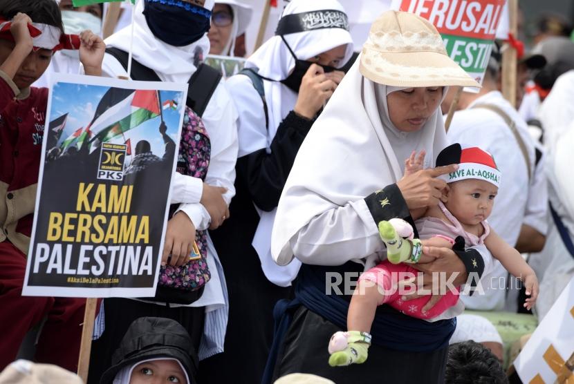 Aksi Damai Bela Palestina. Massa dari PKS se-Jabodetabek menggelar aksi bela Palestina di depan Kedubes AS, Jakarta, Ahad (10/12).
