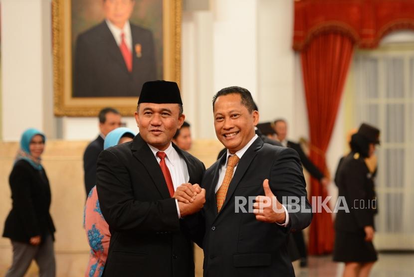 Pelantikan Kepala BNN. Kepala Badan Narkotika Nasional (BNN) Heru Winarko (kiri) menerima ucapan selamat dari Budi Waseso usai mengikuti pengambilan sumpah jabatan oleh Presiden Joko Widodo di Istana Negara, Jakarta, Kamis (1/3).