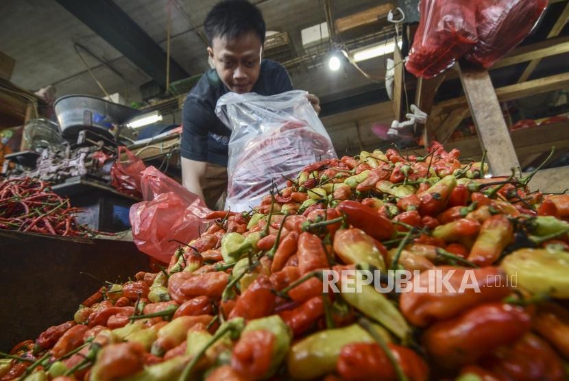 Harga Cabai Naik. Pedagang merapikan cabai di Pasar Inpres Senen, Jakarta Pusat, Ahad (21/7).