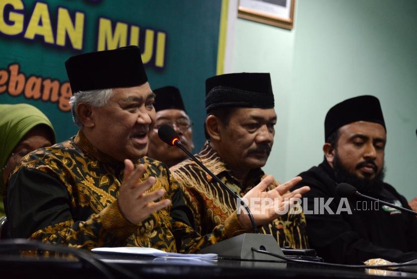 Ketua Dewan Pertimbangan MUI Din Syamsuddin memberikan keterangan usai menggelar rapat pleno ke-38 Dewan Pertimbangan MUI di Kantor MUI, Jakarta, Rabu (24/4).