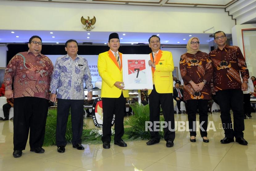 Ketua Dewan Pembina Partai Berkarya Tommy Soeharto menunjukan nomor urut tujuh saat acara Pengundian Nomor Urut Peserta Pemilu 2019 di Kantor KPU, Jakarta, Ahad (18/2).