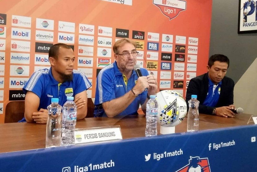 Pelatih Persib Bandung Robert Alberts dalam jumpa pers jelang laga di Graha Persib, Selasa (17/9).