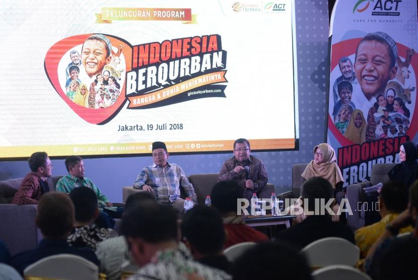 Presiden ACT Ahyudin (tengah) memberikan paparan saat peluncuran program Indonesia Berqurban, Bangsa & Dunia Menikmatinya, Jakarta, Kamis (19/7).