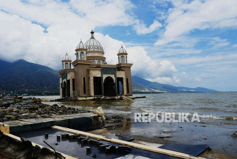 Akibat gempa bumi dan gelombang tsunami yang terjadi pada 28 September lalu, membuat Masjid Arkam Babu Rahman (masjid Apung) yang terletak di pantai Talise, Palu Sulawesi Tengah, nampak rusak, Sabtu (13/10).
