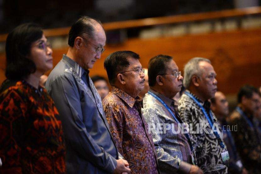 Vice President Jusuf Kalla (center) and World Bank President Jim Yong Kim (second left) have a moment of silence prior to the dialog on Disaster Financing and Insurance in Nusa Dua, Bali, Wednesday (Oct 10).