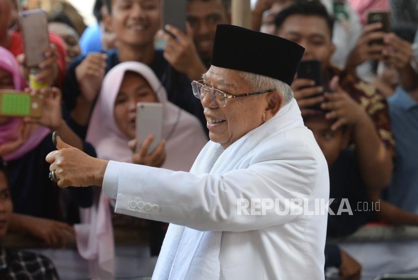 Cawapres No Urut 01 Ma'ruf Amin saat mengunakan hak suaranya dalam pemilu 2019 di TPS 051, Koja, Jakarta, Utara, Rabu (17/4).