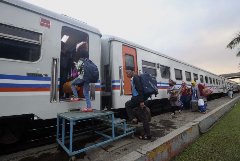 Jalur Kereta Bumiwaluya Kembali Normal