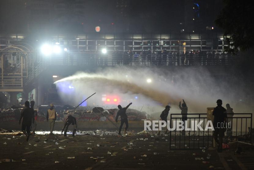 Demonstran terlibat bentrok dengan aparat saat menggelar aksi unjuk rasa di depan gedung Bawaslu, Jakarta, Rabu (22/5).