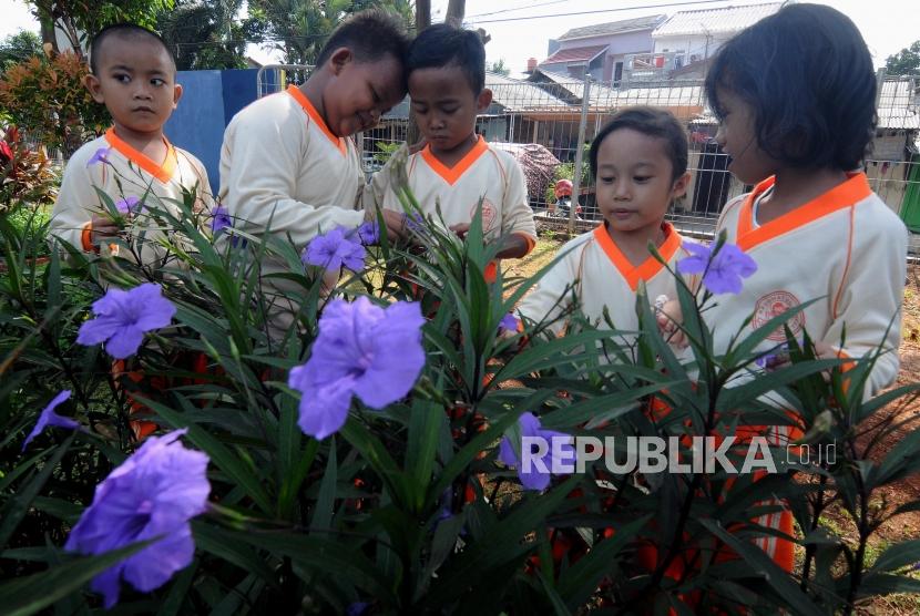 Sejumlah siswa Raudhatul Athfal Al-Farisyi melihat bunga saat kegiatan outing class di Ruang Publik Terpadu Ramah Anak Dahlia, Kramat Jati, Jakarta (Ilustrasi)