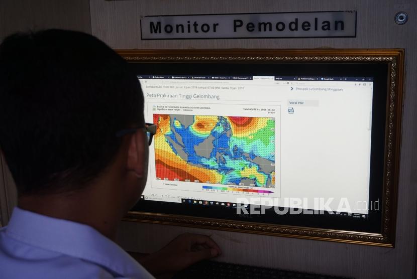 Posko Info Cuaca :Petugas mengecek informasi cuaca dan gelombang perairan selat Sunda di Posko Info Cuaca BMKG di Pelabuhan Merak, Banten, Jumat (8/6).