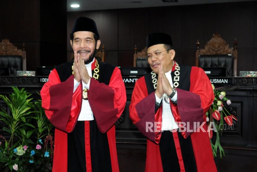 Ketua dan Wakil Ketua Mahkamah Konstitusi (MK) Terpilih Anwar Usman dan Aswanto usai mengucap sumpah jabatan di Gedung MK, Jakarta, Senin (2/4).