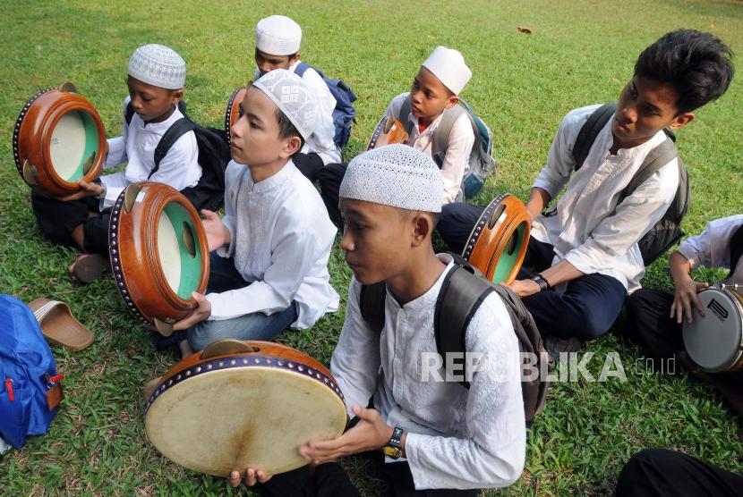Anak-anak latihan marawis saat sebelum tampil di Masjid Agung Sunda Kelapa, Jakarta, Rabu (6/6).