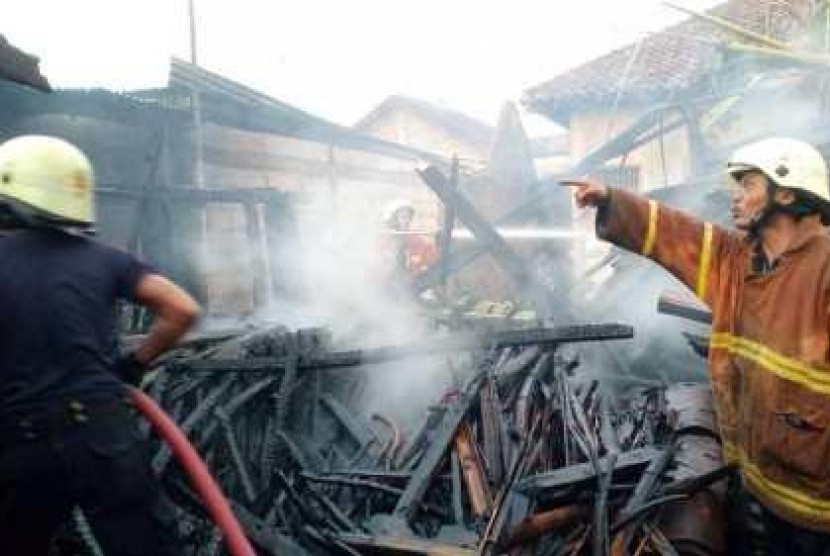 Tim Damkar Sragen saat berjibaku memadamkan kobaran api yang melanda rumah warga di Pilangsari, Ngrampal, Sragen, Sabtu (21/9/2019) petang. Foto/Wardoyo