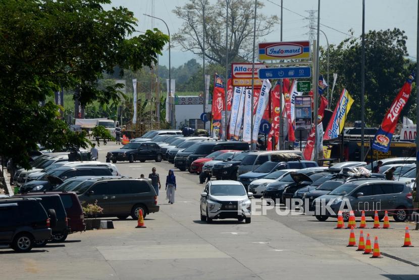Sejumlah mobil pemudik saat parkir di Rest Area KM 228 ruas Jalan Tol Kanci-Pejagan, Cirebon, Jawa Barat, Sabtu (1/6).