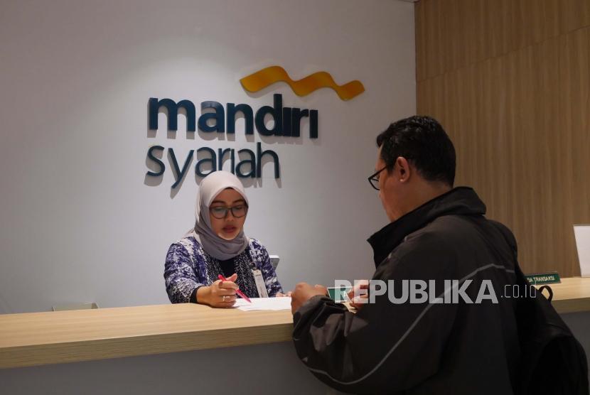 Petugas teller Bank Syariah Mandiri melayani nasabah, ilustrasi.