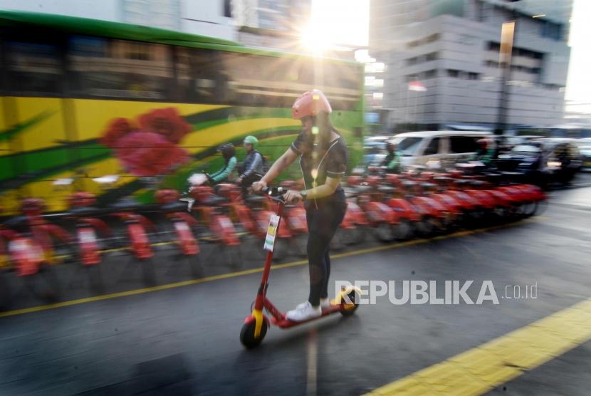 Peminjaman Sepeda dan Otopet. Sejumlah masyarakat memakai otopet di Thamrin, Jakarta Pusat, Selasa (25/6).