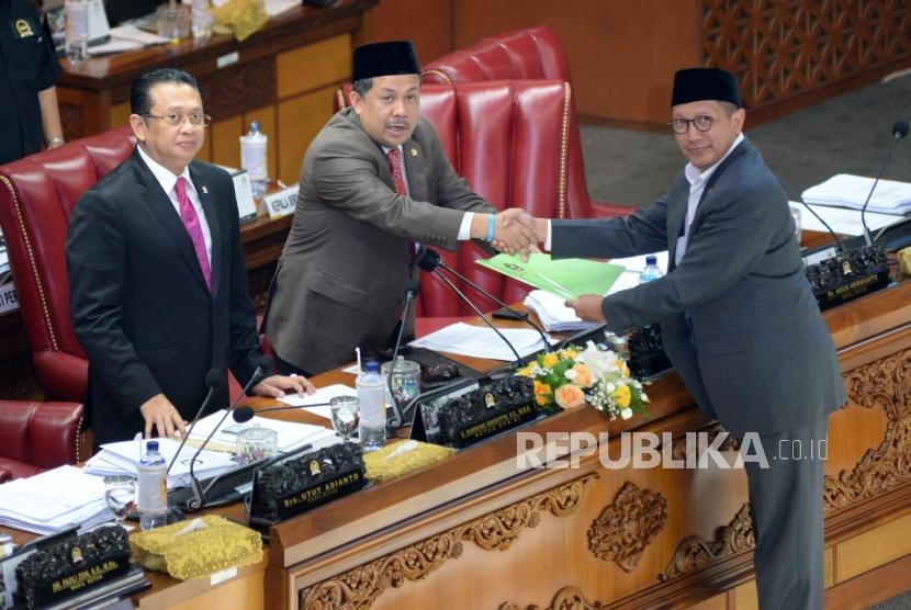 Pimpinan Sidang Fahri Hamzah dan Ketua DPR Bambang Soesatyo (kiri) menerima tanggapan pemerintah dari Menteri Agama Lukman Hakim Saifuddin saat Rapat Paripurna di Kompleks Parlemen Senayan, Jakarta, Selasa (24/9).