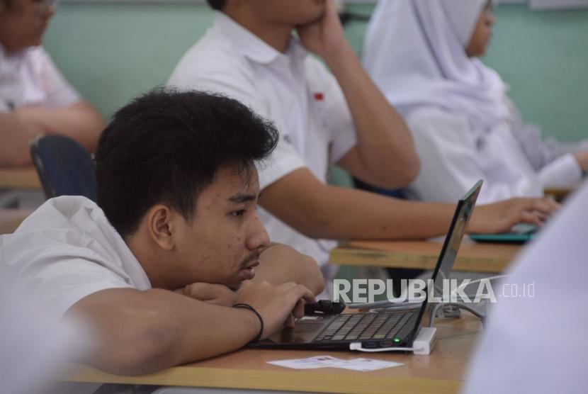 Sejumlah Siswa mengikuti Ujian Nasional Berbasis Komputer (UNBK) di Sekolah Menengah Atas Negeri (SMAN) 28 Jakarta.