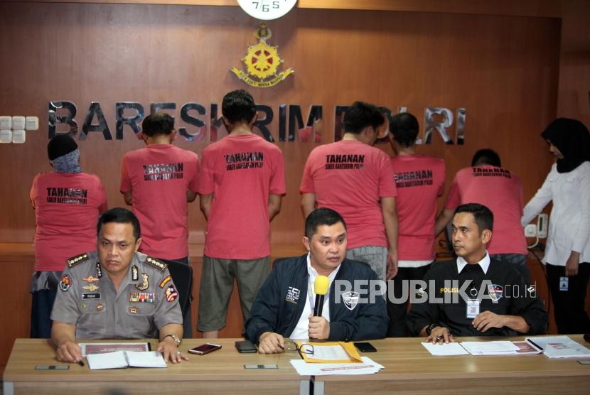 National Police Cyber Crime Unit hold press conference at its office, Jakarta, on Wednesday (Feb 28), related to the arrest of six people of the Family MCA in the case of alleged spreading fake news and hatred in social media.